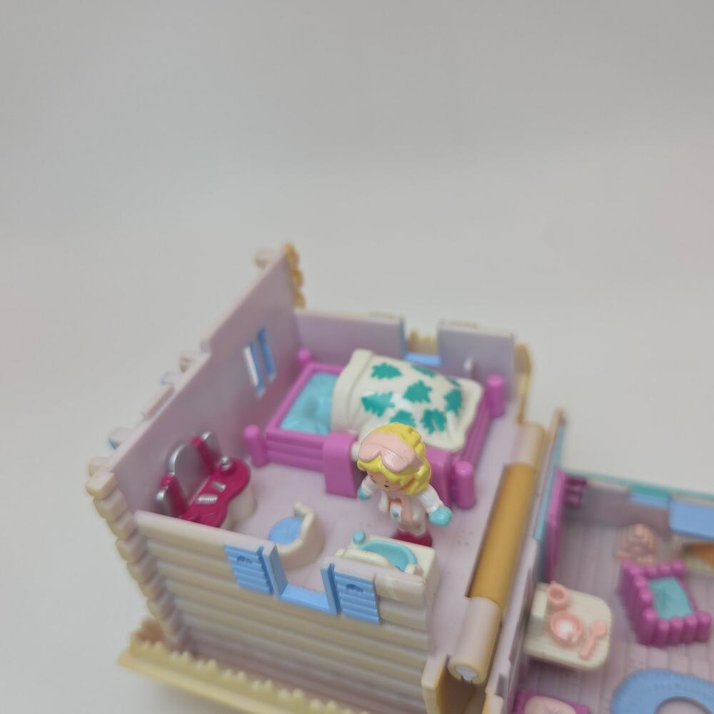 Vintage 1993 Polly Pocket Bluebird Ski Lodge Ski Chalet with 1 Figure - Picture 4 of 11